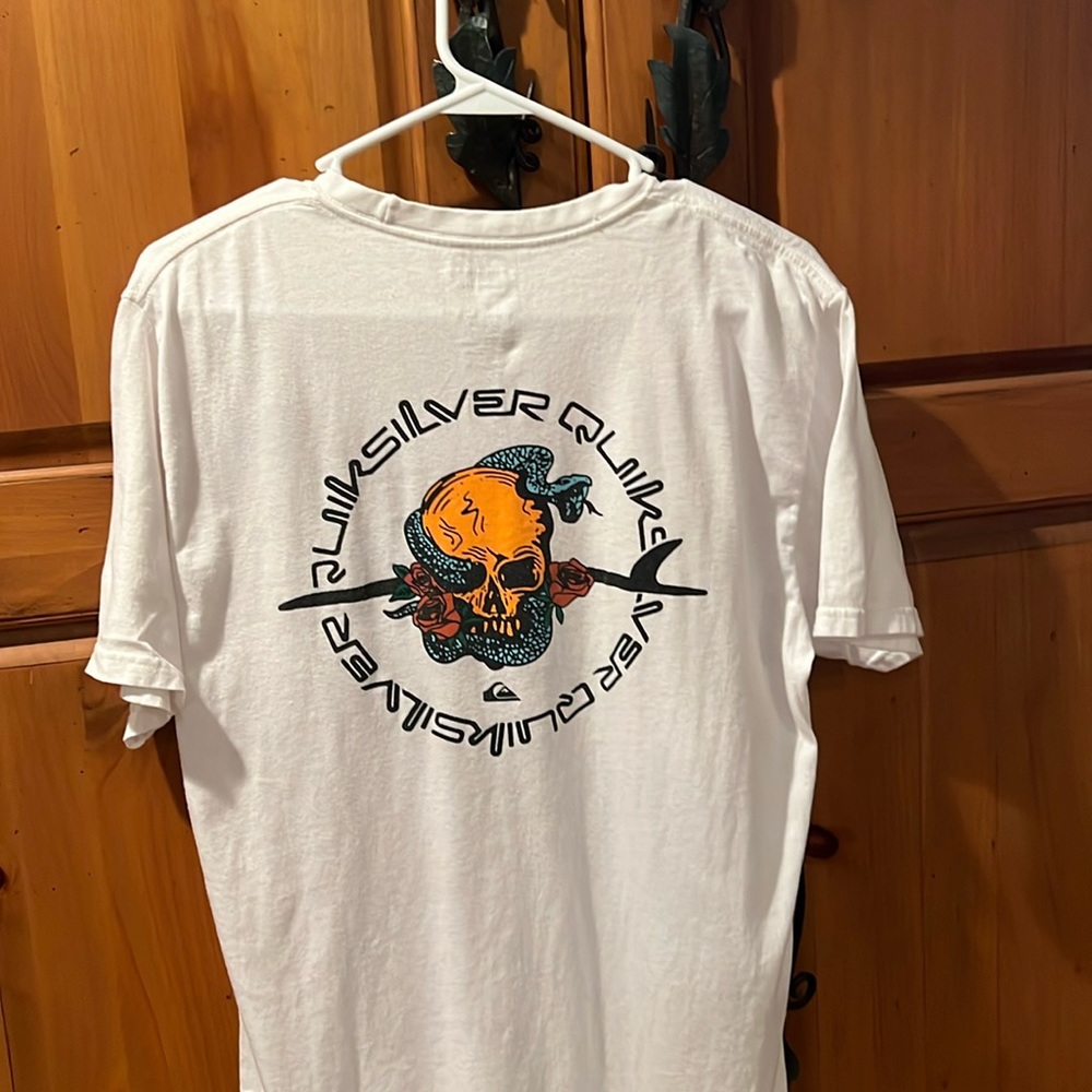 Short sleeved Quicksilver skull shirt